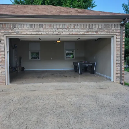 One level home close to interstate and 25 minutes to Nashville.