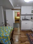 Lovely basement apartment with covered outdoor patio. - 3 stjerner