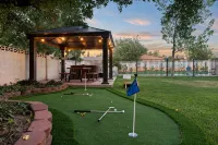 Luxury Amenity Paradise! Sleeps 18 - Pool, Hot Tub, Game Room, Golf, Fire Pit! - บังกะโล