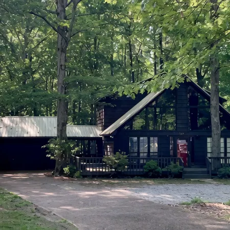 Blade Bay - Beautiful Remodeled cabin, close to everything, pet friendly!