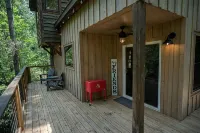 Al's Nest: Secluded Treehouse Overlooking Creek