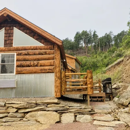8 miles to Mount Rushmore - Sleeps 2 - King Bed