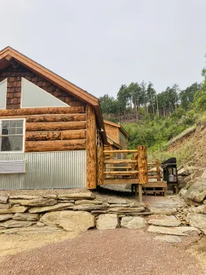 8 miles to Mount Rushmore - Sleeps 2 - King Bed