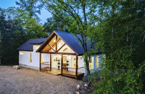 Pretty in the Pines - Best Location Luxurious Couples Cabin - Broken Bow, OK