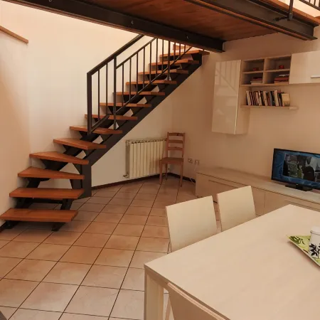 Large duplex apartment sleeps 5, private parking space, in the center