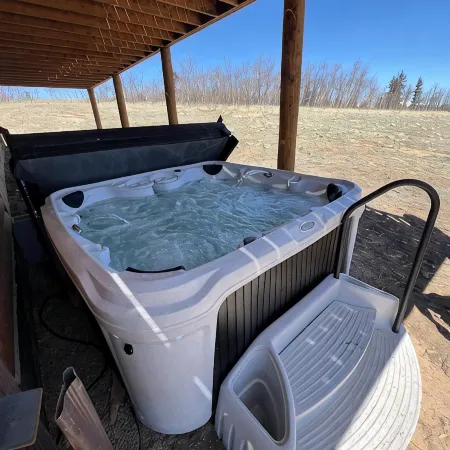 Brand New 4-bedroom cabin/stunning views/king bed, Hot Tub!!!