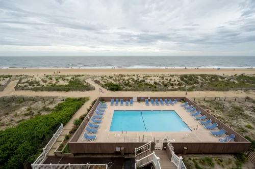 Oceanfront condo - sunrise views, direct beach access & pool - con encanto