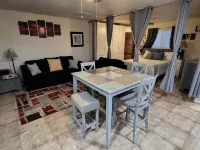 Cozy Casita in a safe quiet neighborhood near a beautiful pond. - 3-Star