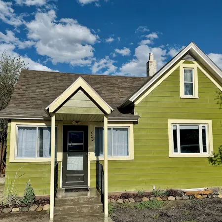 The Spruce House on Rock Creek- Hot Tub, 2 Kings, 2 Queens/ 2 bath, Fenced Yard
