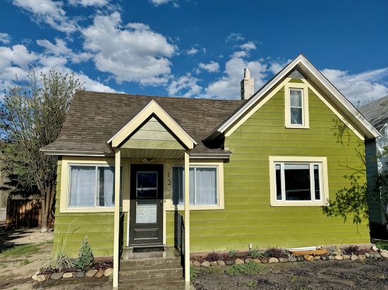 The Spruce House on Rock Creek- Hot Tub, 2 Kings, 2 Queens/ 2 bath, Fenced Yard