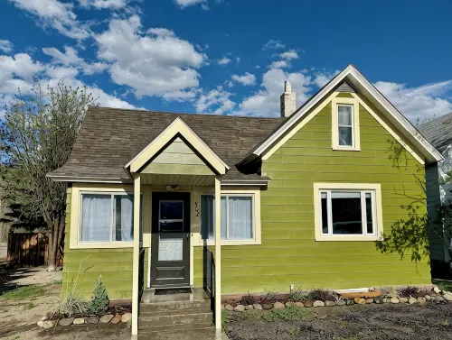 The Spruce House on Rock Creek- Hot Tub, 2 Kings, 2 Queens/ 2 bath, Fenced Yard - 4-Star