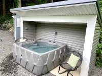 COOL CREEK COTTAGE: PSU Spring Creek Waterfront Oasis with Hot Tub Hotels in Benner Township