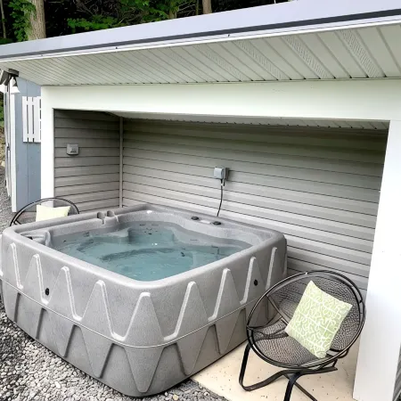 COOL CREEK COTTAGE: PSU Spring Creek Waterfront Oasis with Hot Tub