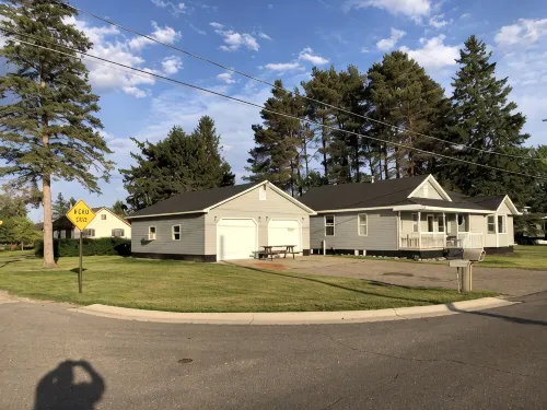 Central located. Includes finished 2 car garage! 1 minute from beach! - Homestays
