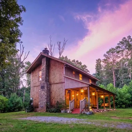 Romantic StackRock Cabin – An Exclusive, Centrally Located Retreat.