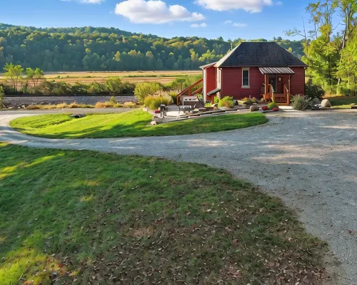 Brown Co, Hot Tub, King Bed, Sleeps 10, Bumper Pool, 5 Smart TVs Firepit, Grill Hotels in Brown County