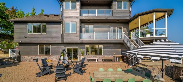 Large luxury home!  Views!  Hot tub!  Game room!  EV charger! Pool table! Grill! Hotels in Spokane