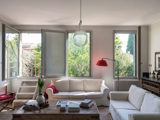 Canal Views and a Secret Garden in Giudecca