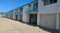 Emthree Seaside Apartments - Parkplatz