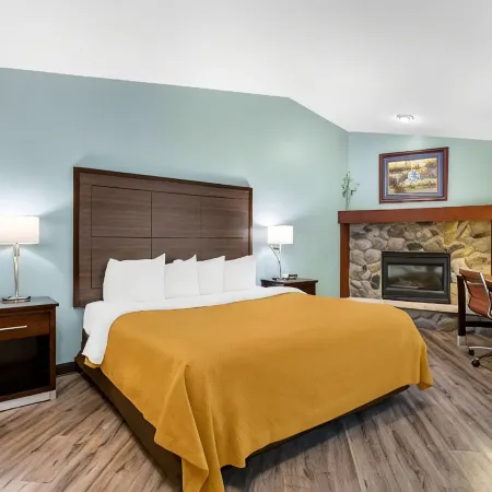 Econo Lodge Inn & Suites