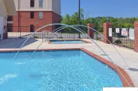 Luxury Spacious Riverfront Condo in Perfect Location near Tanger Outlets - 자쿠지