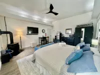 Luxury Suite • Private Yard • Hot Tub • King Bed
