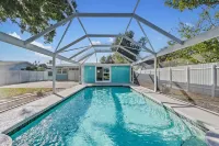 The Blue River House. 3-bedroom Pool house in peaceful Fort Myers with AC, WiFi - Homestays