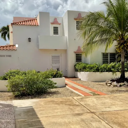 Beautiful oceanfront villa with beach and great house reef