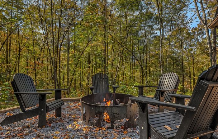 Relaxing Getaway! Cozy Log Cabin, Hot Tub + Firepit