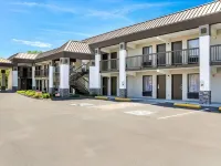 Farragut Inn & Suites