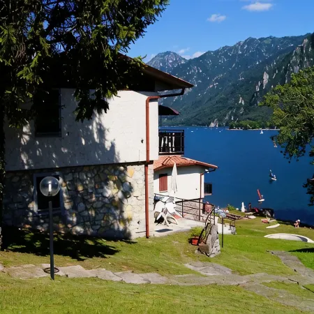 Directly on the lake with panoramic views Отели в г. Идро
