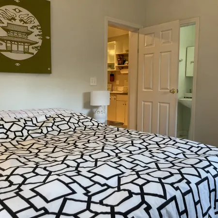 Convenient Chic Cottage Отели рядом с достопримечательностью «Маунт Табор Парк»