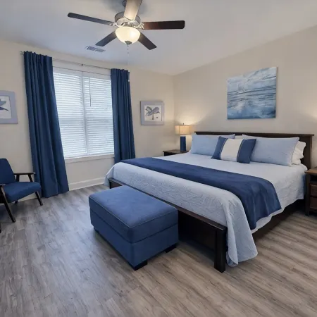 Lazy Palm-Free Beach Pass! Pool! 1/2 Mile to Marshwalk and Marina! 3 King Bdrms!