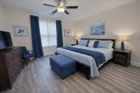 Lazy Palm-Free Beach Pass! Pool! 1/2 Mile to Marshwalk and Marina! 3 King Bdrms!