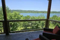 Lakeview Penthouse, Amazing Views—3BR/2BA Relax in Branson Condo, Indian Point