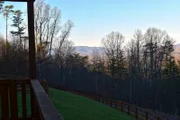 Private Retreat on 7 Acres, Mountain Views, Firepit, King Bed, Sleeps 6. - Bergblick