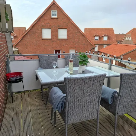 Apartment Lüttje Amselnüst - central location directly on the dike with balcony