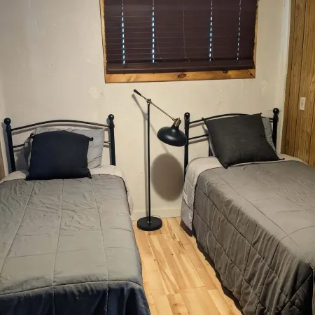 Cozy rural cottage less than 10 minutes from Regional West Medical Center