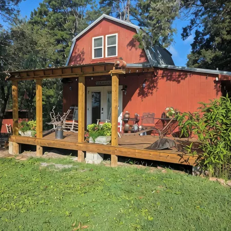 The Barn at Toad Hill. Pet friendly, close to Smokies, Airport. Brand new!