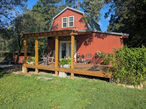 The Barn at Toad Hill. Pet friendly, close to Smokies, Airport. Brand new!