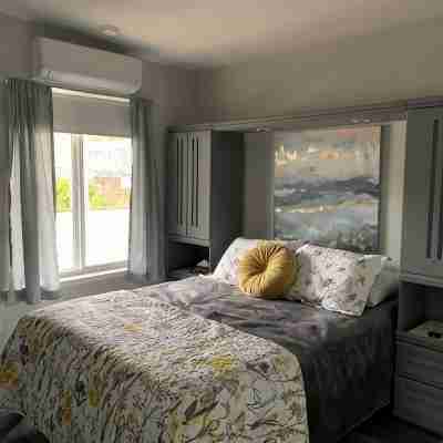 Fully appointed 2 bedroom carriage house in beautiful Penticton! Winter Rates! Rooms