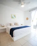 Family-sized entire house with private pool. 10 minutes to a black sand beach! - Homestays
