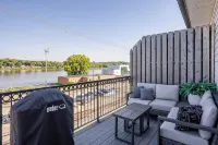 Lone Star Loft on the Mississippi River! - 4-Star