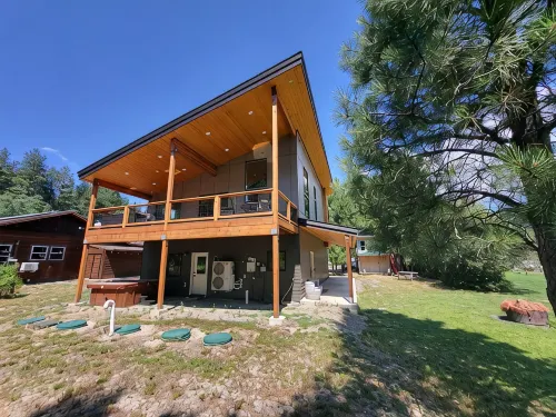 Modern Charming 3-Bedroom House in Marvelous Ronald with WiFi, AC, Ping Pong.