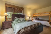 Cozy Cabin 5.5 Bedrooms, Forest/Mountain View 3 Decks 2 Masters Hot Tub 4200Sqft