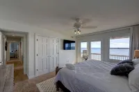 8BR Oceanfront in OBX w HotTub, Elevator & Theater Room! - balcony