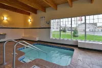 Duluth Inn & Suites Near Spirit Mountain - Hot Tub