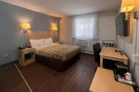 Econo Lodge Motel Village - พร้อมระเบียง