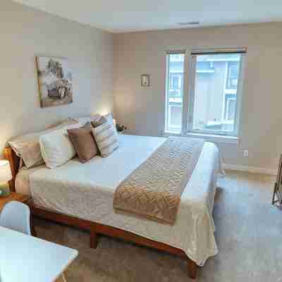 Cozy and Bright Townhome with King Beds, Game Room, South Salem Rooms
