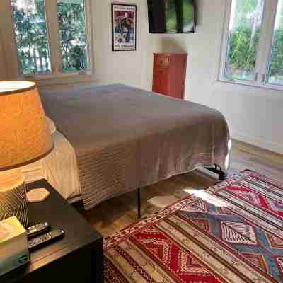 Charming Downtown Laguna Beach Cottage-beach across street/town 1 block Rooms